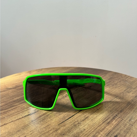 Perfect green flash sports glasses☘️’ - Picture 1 of 3